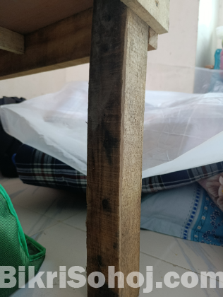 চকি এবং চেয়ার।